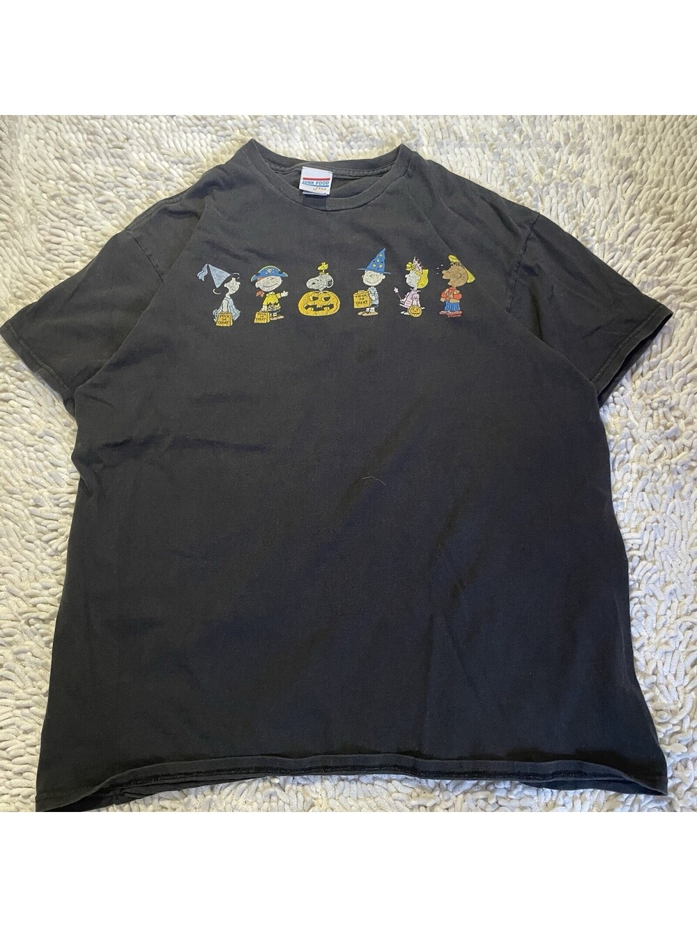 Junk Food Peanuts Snoopy Halloween Trick or Treat Mens T-Shirt Medium Black Tee